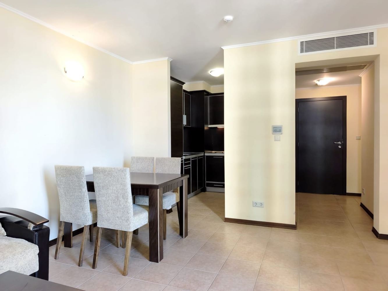 Luxusní apartmán s jednou ložnicí v první linii u moře v Pomorie – komfort a přímořská atmosféra