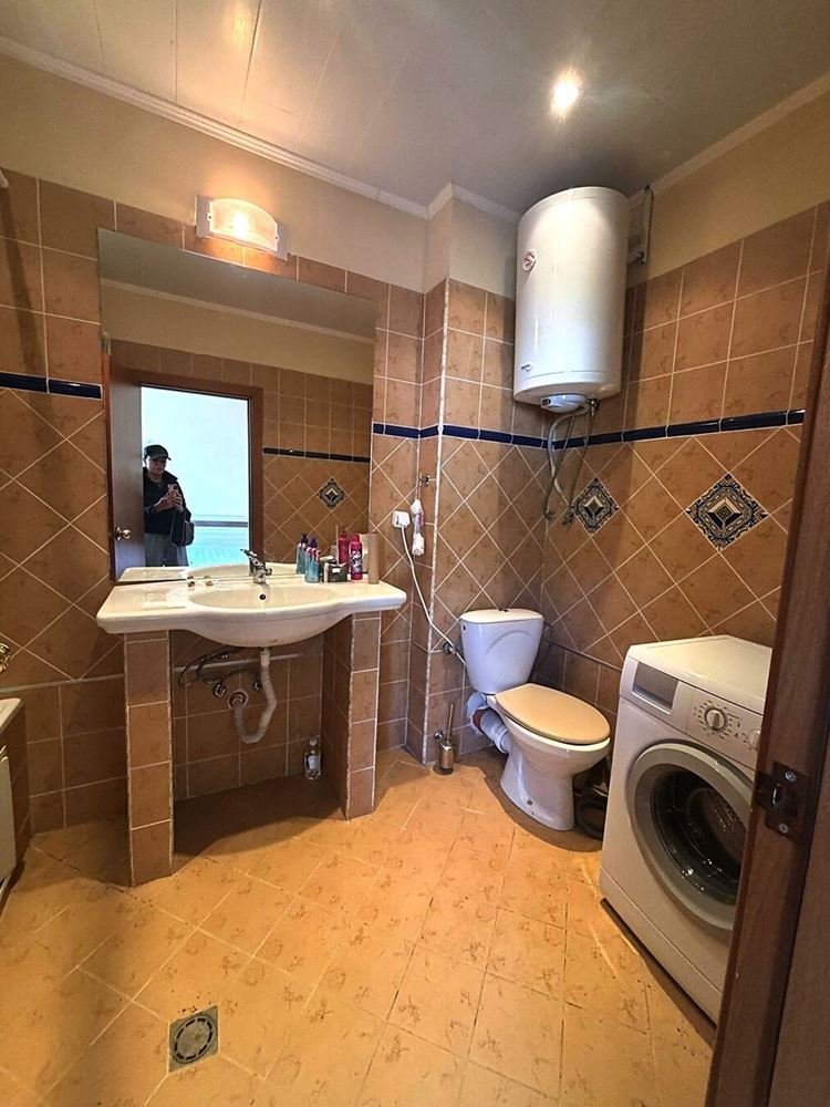 Světlý apartmán s jednou ložnicí, velkou terasou a výhledem do zeleně v Elenite