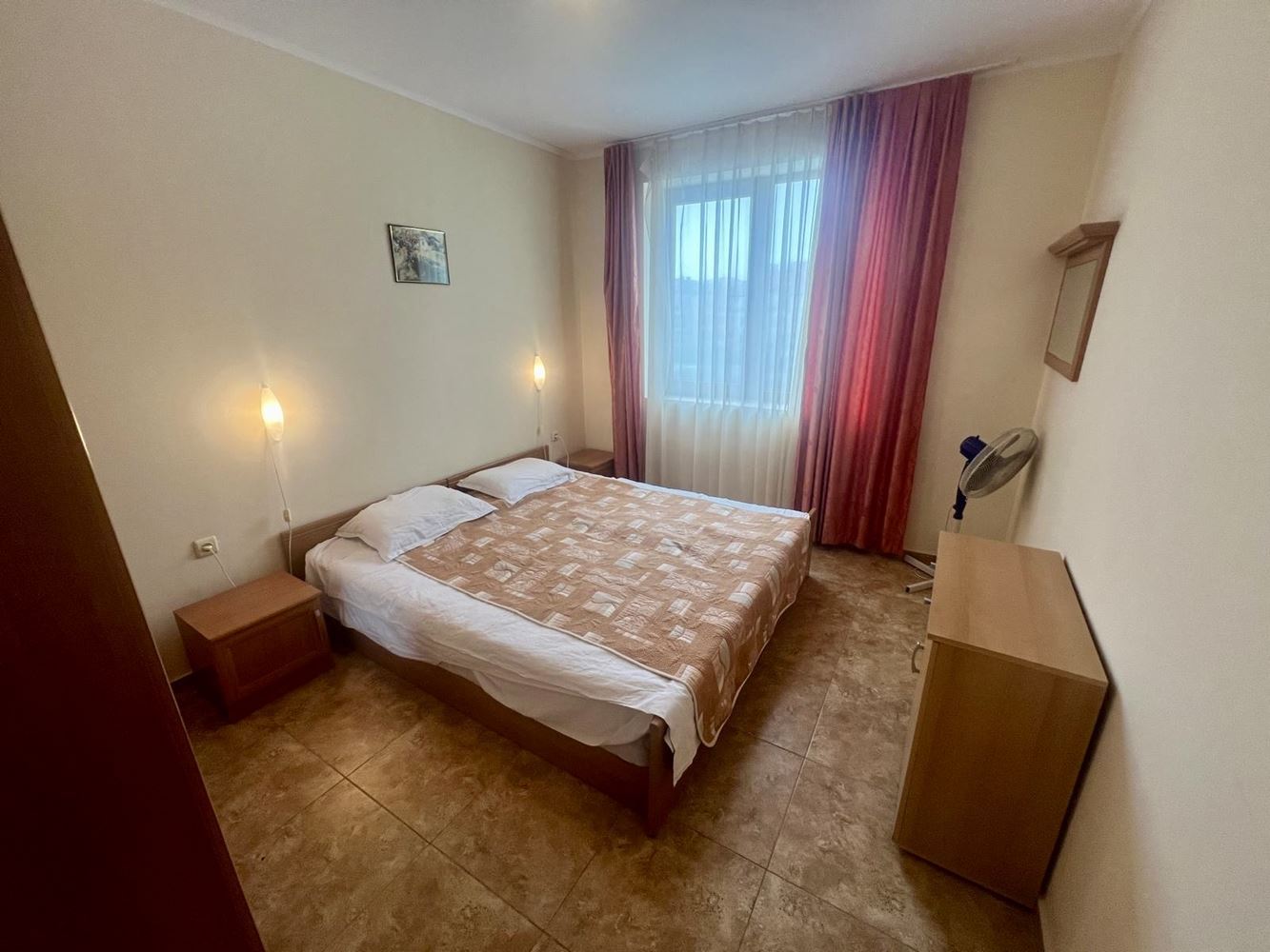Prostorný třípokojový byt s výhledem na bazén v prestižním komplexu v Nesebaru