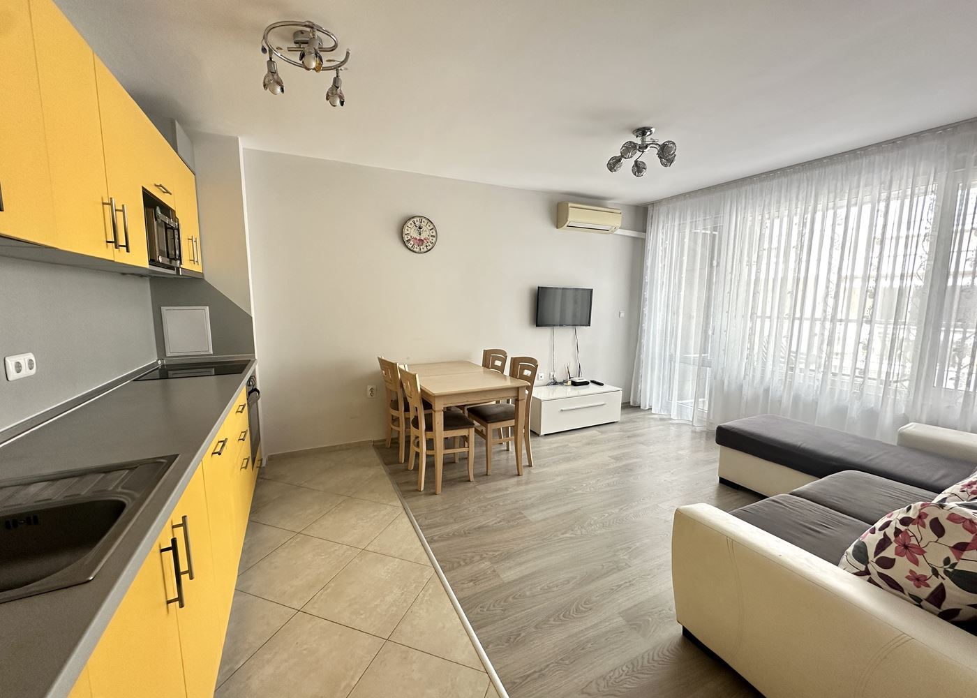 Byt s jednou ložnicí 100 m od pláže v Pomorie – komfort, pohodlí a výhled na moře