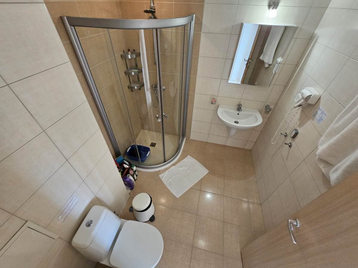 Luxusní apartmán se třemi ložnicemi na první linii u moře v Obzoru – panoramatický výhled na moře a hory