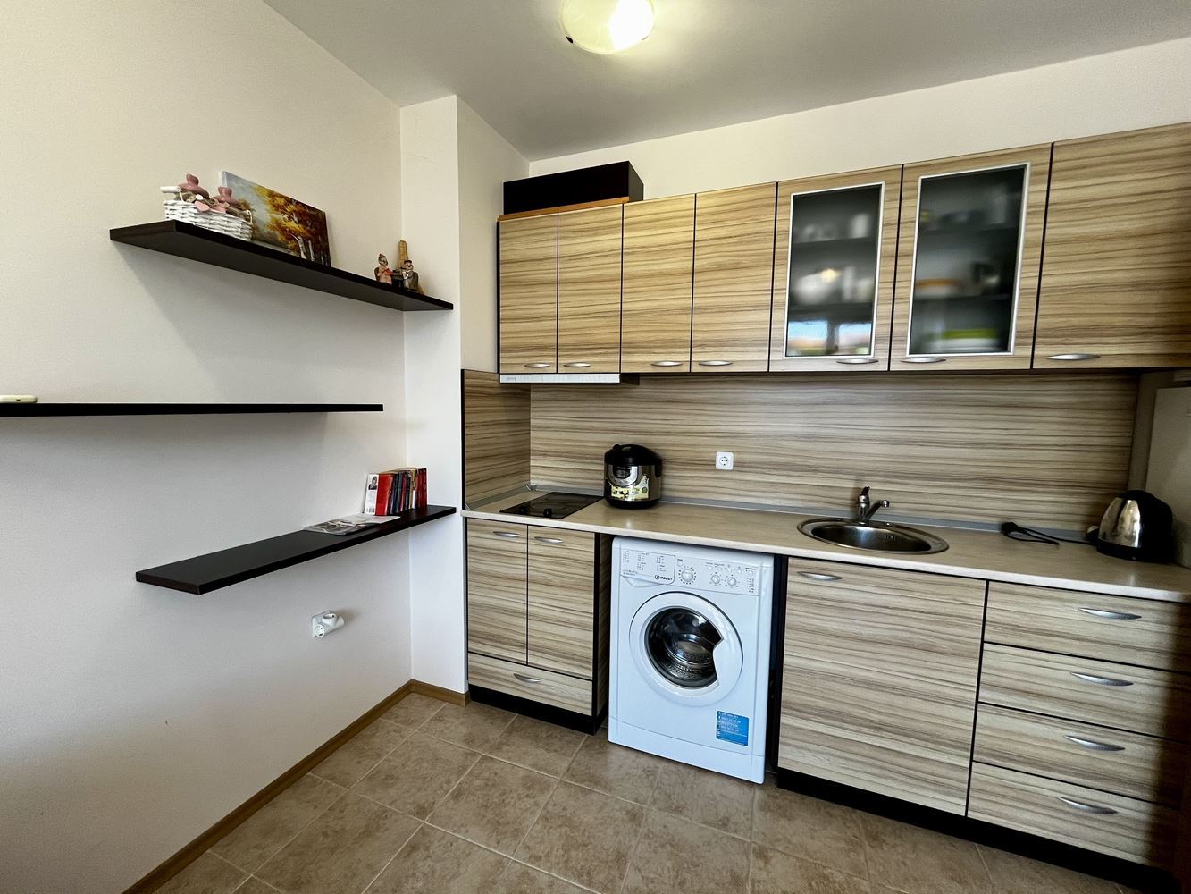 Mořský komfort a klid v blízkosti Nesebaru! Zařízený apartmán s jednou ložnicí s výhledem na bazén v luxusním uzavřeném komplexu