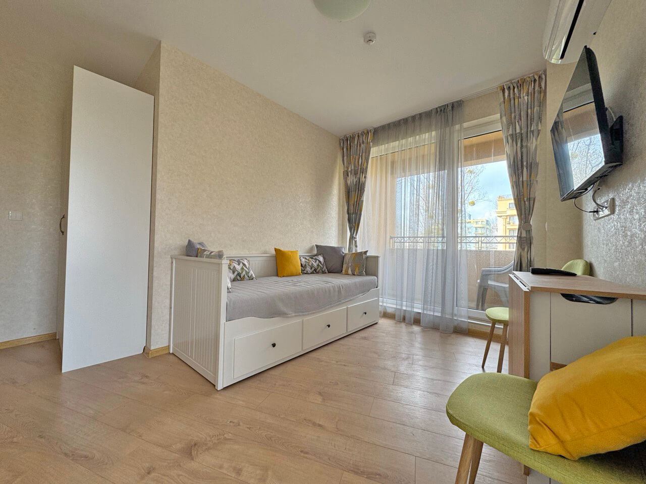 Světlé studio v luxusním komplexu – skvělý komfort u bazénu