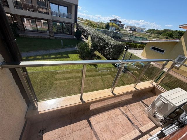Prostorný apartmán se 2 ložnicemi v první linii u moře s čelním panoramatickým výhledem na moře
