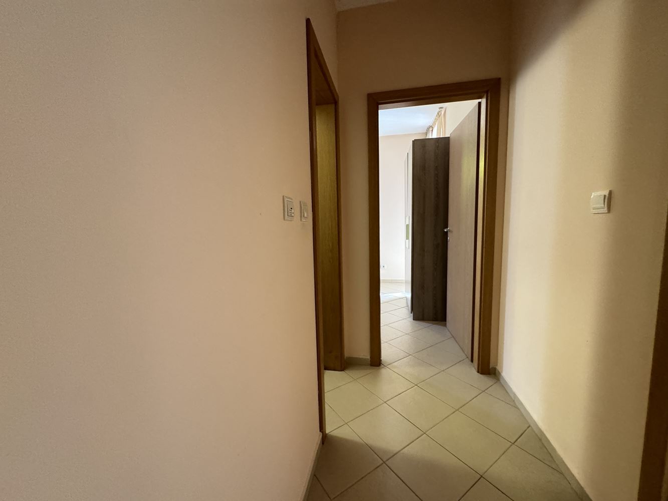 Prostorný apartmán se dvěma ložnicemi v první linii u moře ve Sveti Vlasu – výhled na moře a bazény