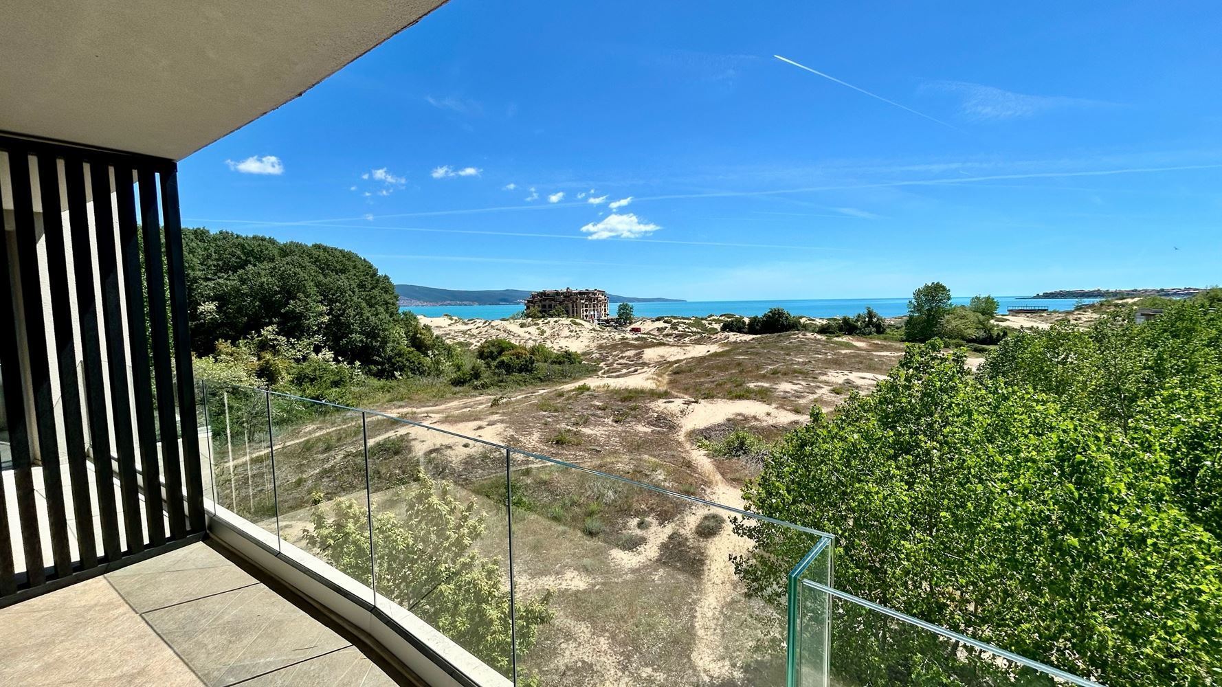 Elegantní byt se dvěma ložnicemi a panoramatickým výhledem na moře v první linii u moře na Slunečném pobřeží