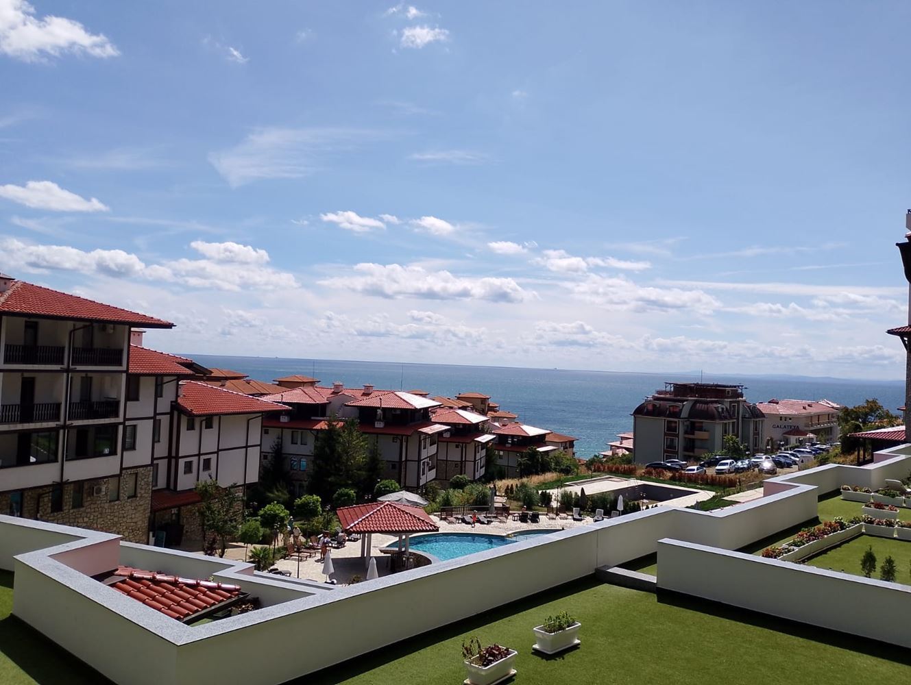 Luxusní třípokojový byt v prestižním komplexu se zelení a bazény ve městě Sveti Vlas