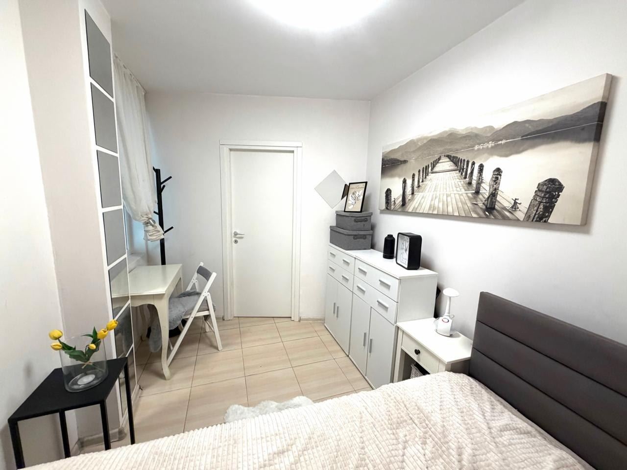 Prostorný apartmán se dvěma ložnicemi a vlastní zahrádkou pouhých 100 metrů od pláže v Nesebaru