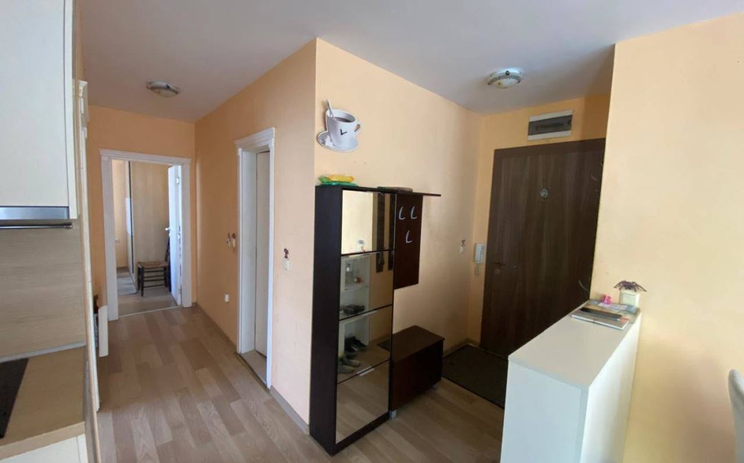 Apartmán se dvěma ložnicemi 50 metrů od pláže v Ravdě – moderní budova, komfort a vynikající poloha