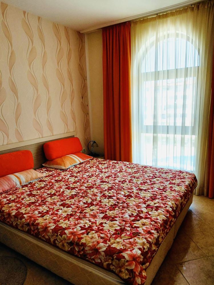 Přímořský komfort s výhledem na bazén – apartmán s jednou ložnicí v prestižním komplexu v Slunečném pobřeží