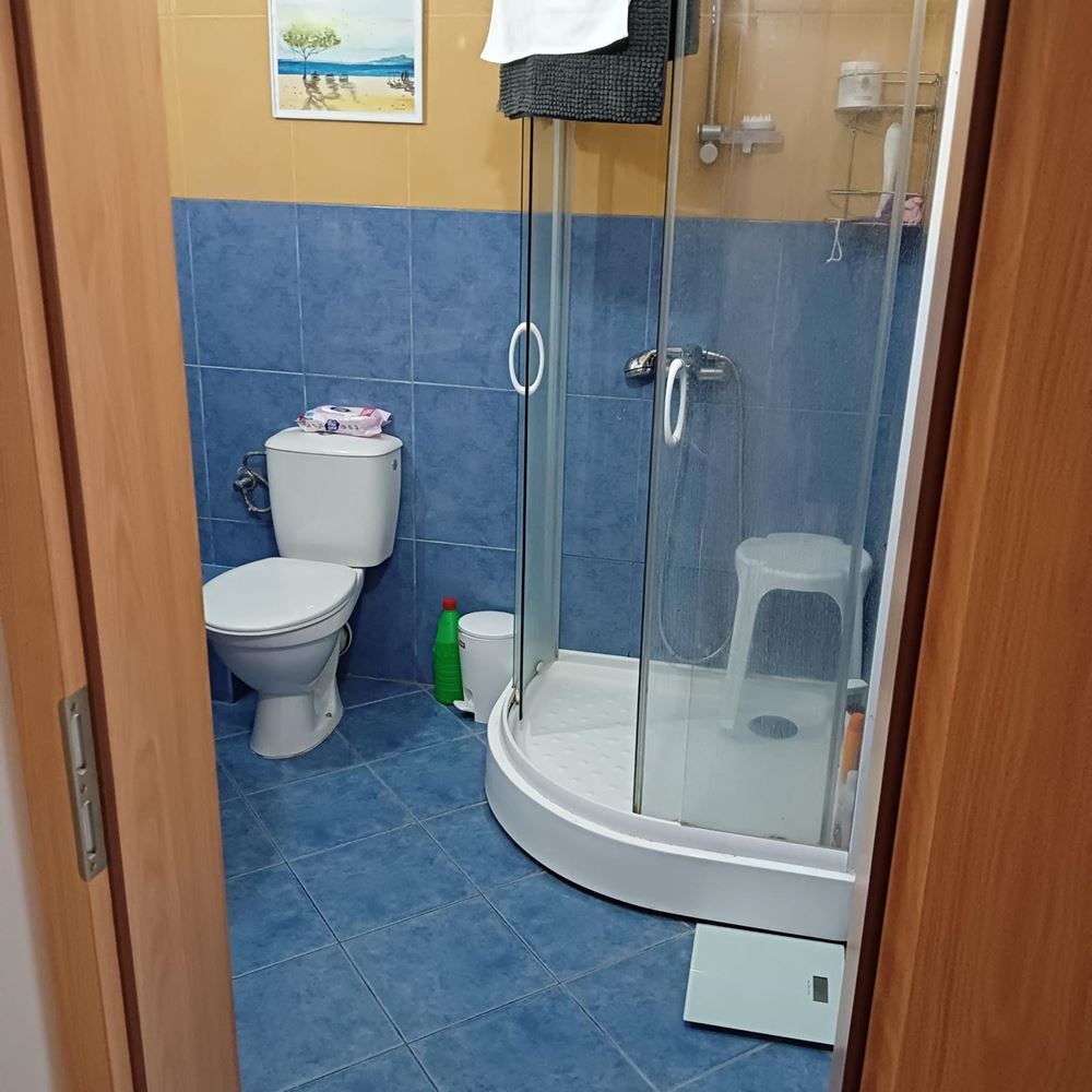 Prostorný apartmán se dvěma ložnicemi a panoramatickým výhledem na moře v Ravdě – pár metrů od pláže, plně zařízený a s výborným investičním potenciálem