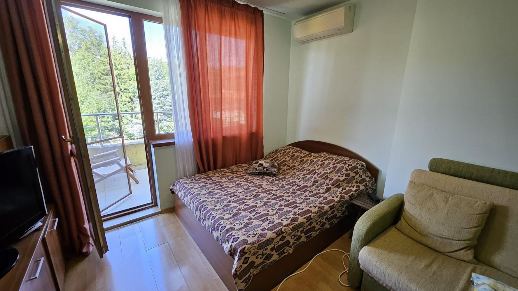 Mořské panorama a komfort pouhých 100 metrů od pláže! Zařízený apartmán s jednou ložnicí v komplexu v Byale