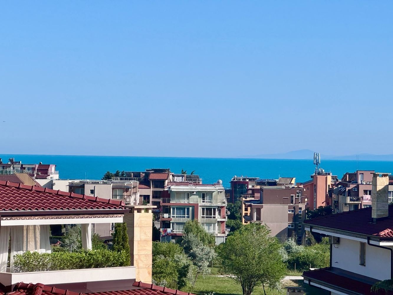 Prostorný třípokojový apartmán s panoramatickým výhledem na moře v prestižním komplexu v Nesebaru – komfort, prostor a působivé výhledy