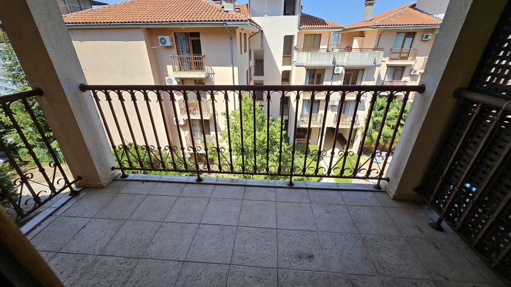 Dvoupokojový apartmán s jednou ložnicí v Primorsku s Aktem 16 – bazén, uzavřený komplex a pláž v docházkové vzdálenosti