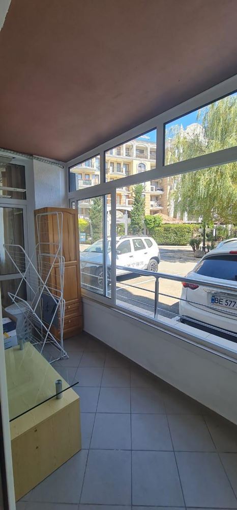 Prostorný apartmán se dvěma ložnicemi s výhledem na bazén na Slunečném pobřeží