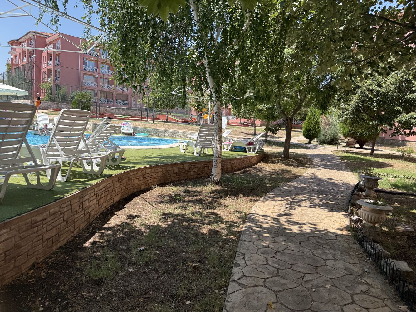 Zařízený byt s jednou ložnicí s výhledem na bazén ve Slunečném pobřeží