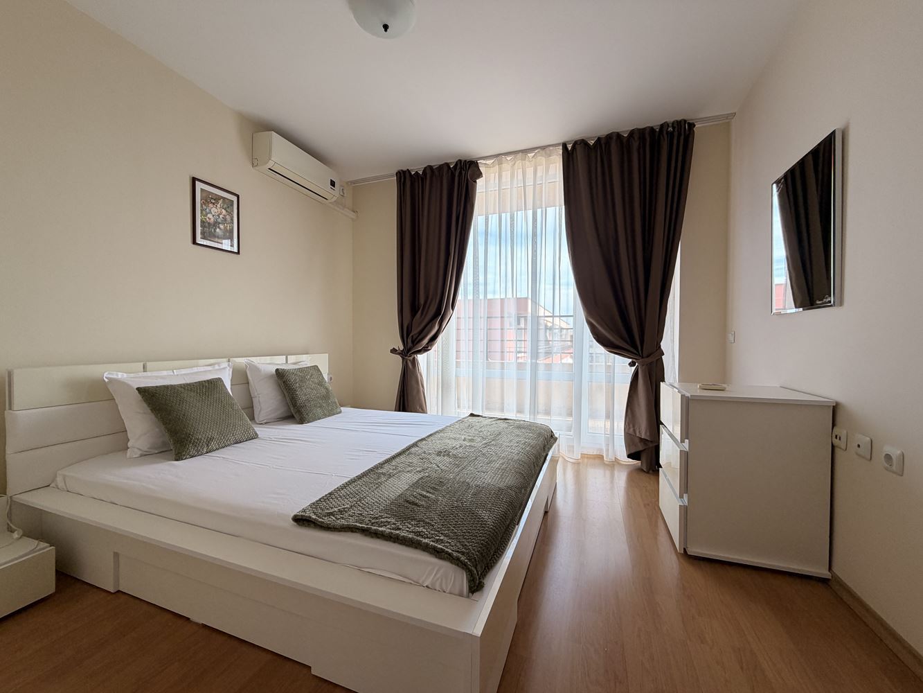Prostorný apartmán se dvěma ložnicemi ve Slunečném pobřeží – panoramatický výhled a klidná lokalita