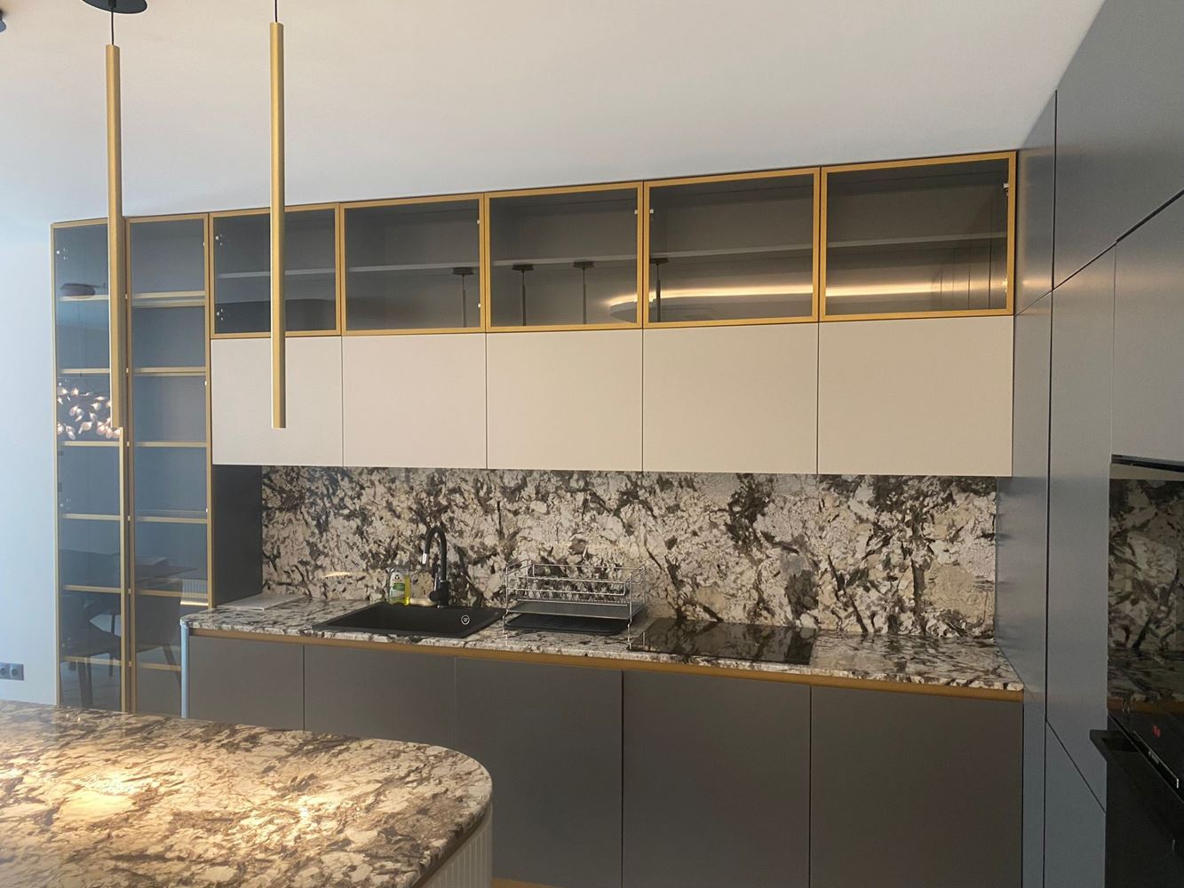 Elegantní a prostorný třípokojový apartmán v první linii u moře v Nesebaru – panoramatický výhled na moře a prémiový komfort