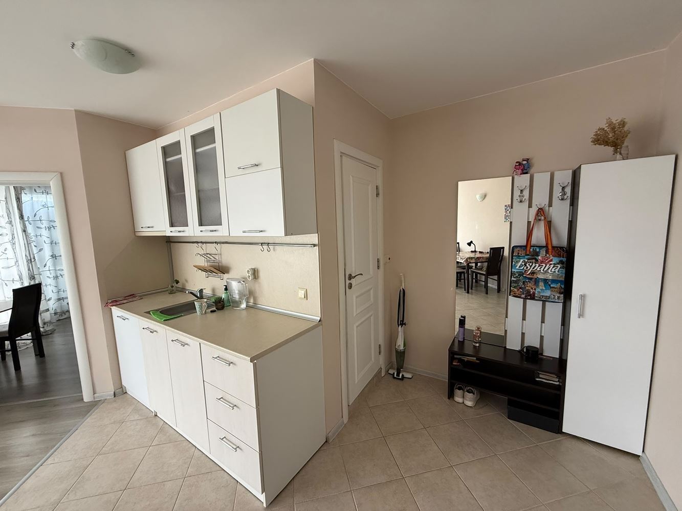 Apartmán s jednou ložnicí uprostřed zeleně v komplexu s bazénem a dětským hřištěm