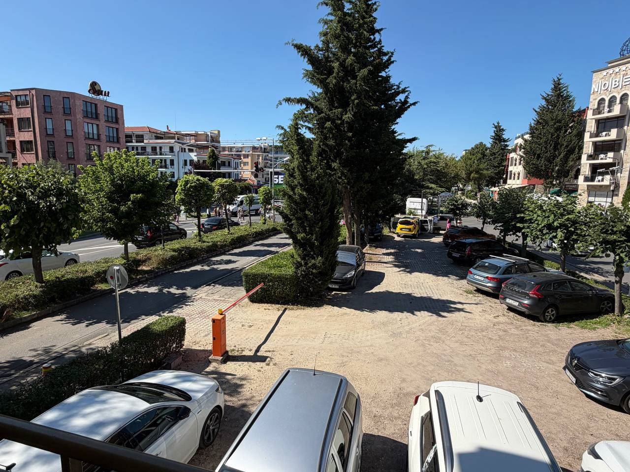 Prostorný apartmán se dvěma ložnicemi 200 m od pláže ve Slunečném pobřeží – s nízkým poplatkem za údržbu