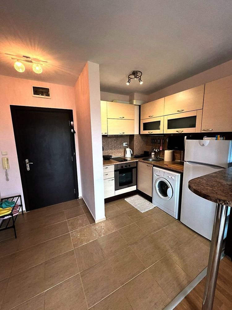 Prostorné studio s výhledem na bazén v Sunny Beach – plně zařízené