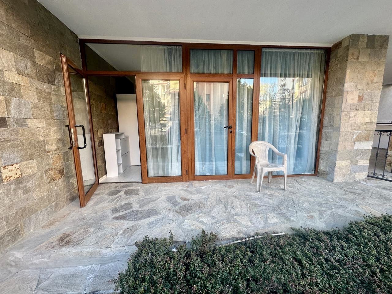 Prostorné studio v přízemí s terasou a možností přeměny na byt s jednou ložnicí – pouze 300 m od moře