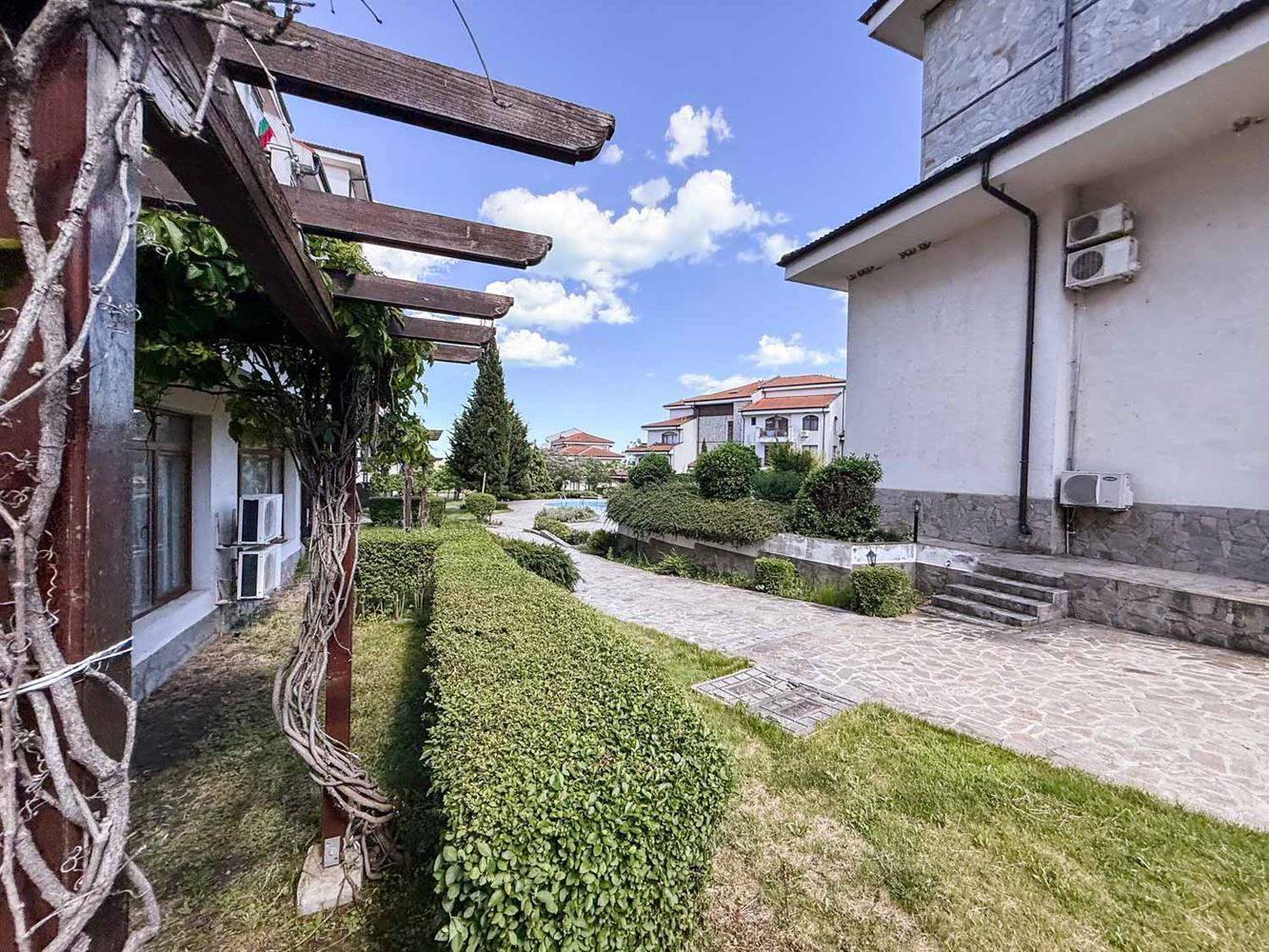Prostorný byt s jednou ložnicí, soukromou zahrádkou a velkou verandou v komplexu u Aheloje