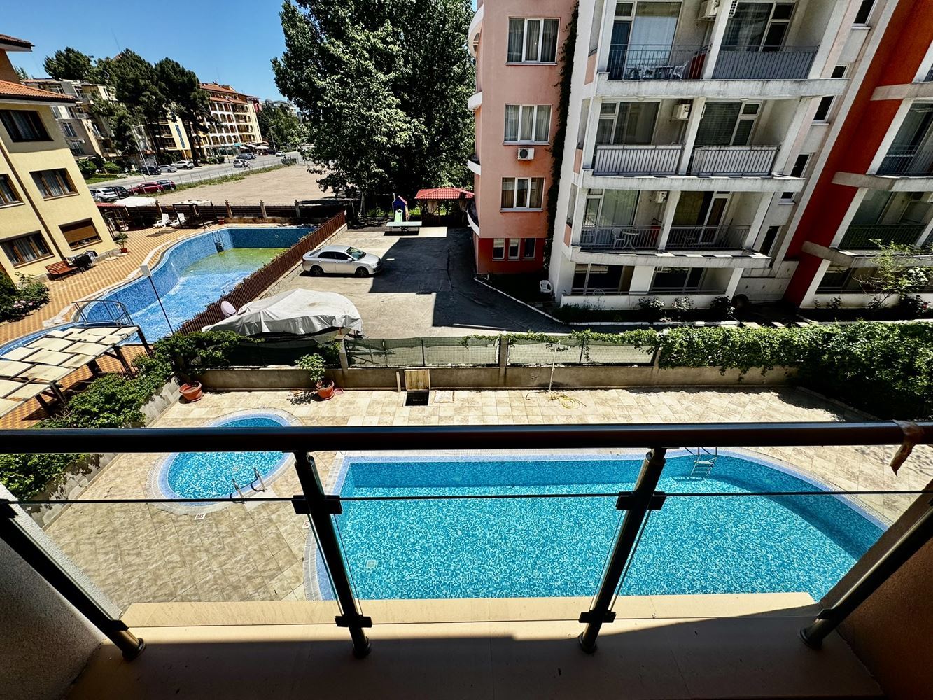 Objevte svůj nový domov u moře - apartmán se dvěma ložnicemi v centrální části Slunečného pobřeží