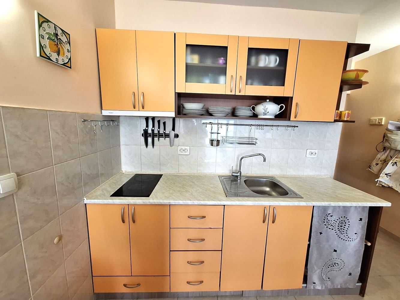 Prostorný a plně zařízený apartmán s jednou ložnicí v blízkosti pláže