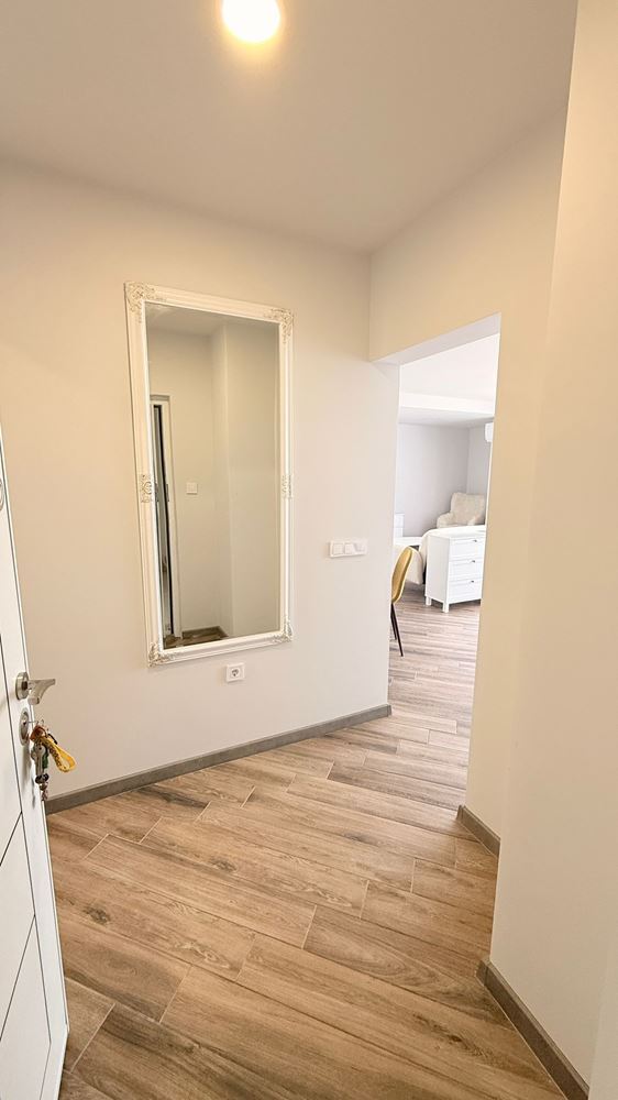 Luxusní apartmán se třemi ložnicemi na první linii v Ravdě – prostor, prestiž a úchvatné mořské panorama