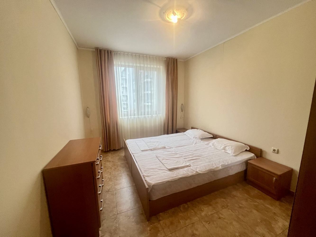 Prostorný třípokojový byt s výhledem na bazén v prestižním komplexu v Nesebaru