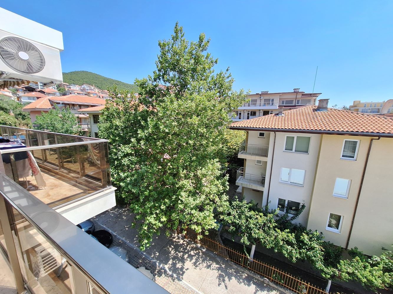 Prostorný apartmán se dvěma ložnicemi a parkovacím místem 200 metrů od moře ve Sveti Vlas