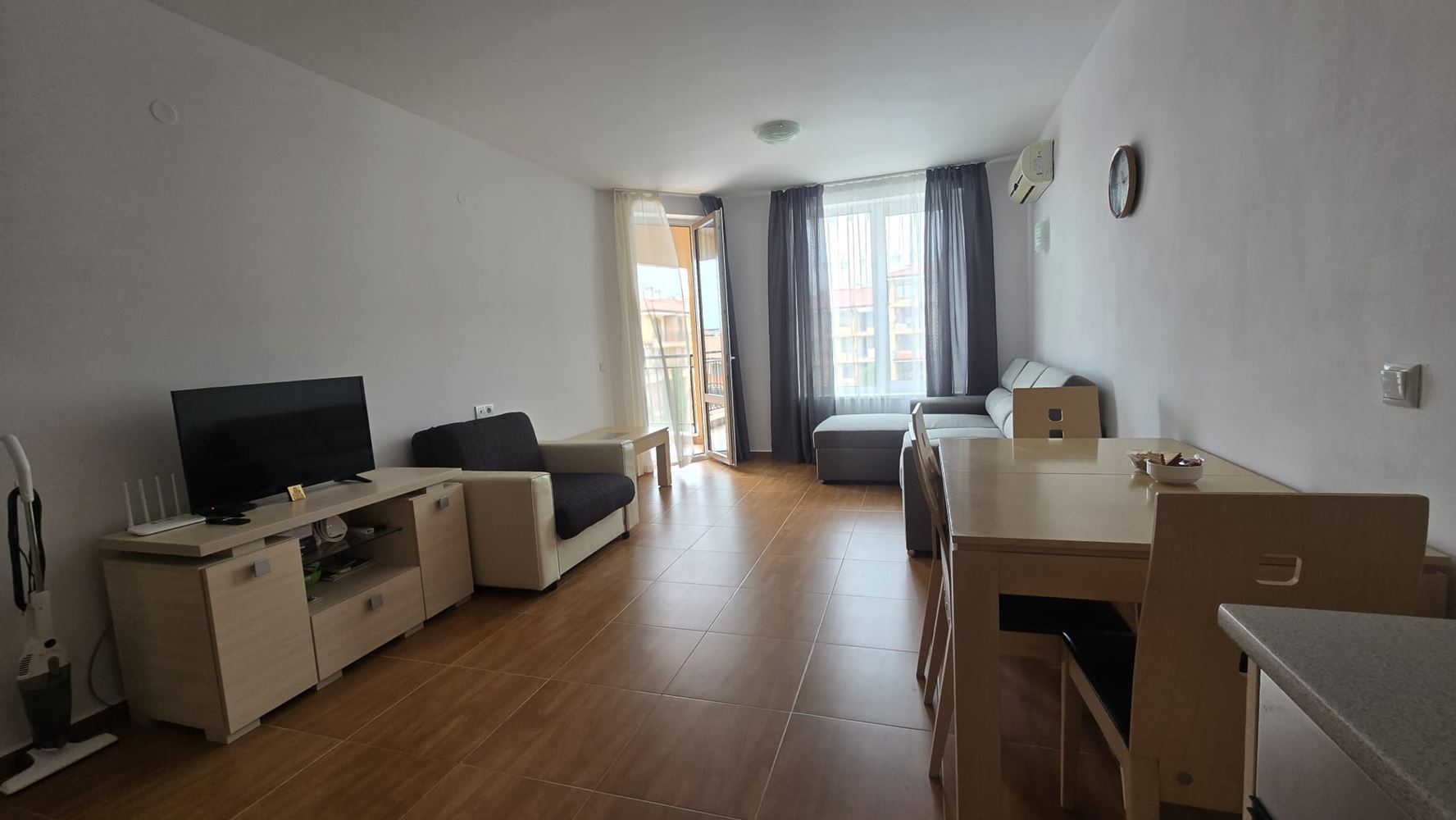 Dvoupokojový apartmán s výhledem na bazén v Svatém Vlasu – jen pár metrů od moře