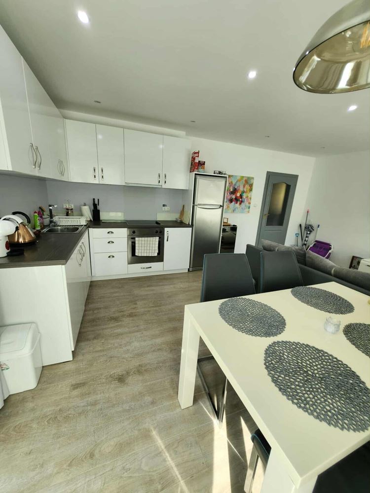 Apartmán se dvěma ložnicemi s výhledem na bazén ve Sveti Vlas – komfort, styl a skvělá lokalita