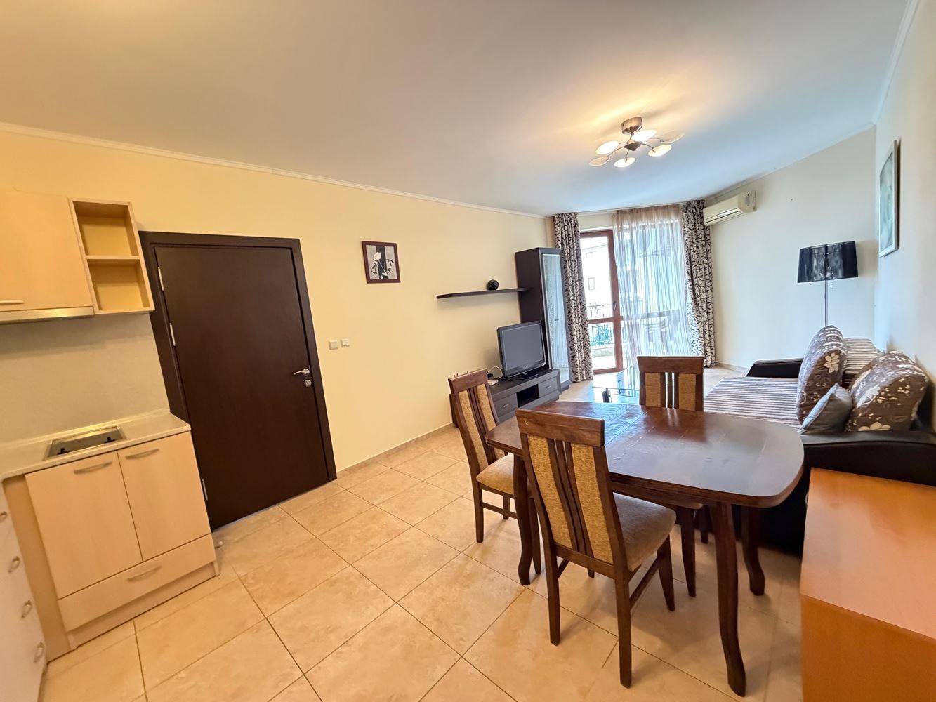 Apartmán se dvěma ložnicemi a výhledem na bazén v Nesebaru – prostor, komfort a výborná lokalita pouhých 300 metrů od moře