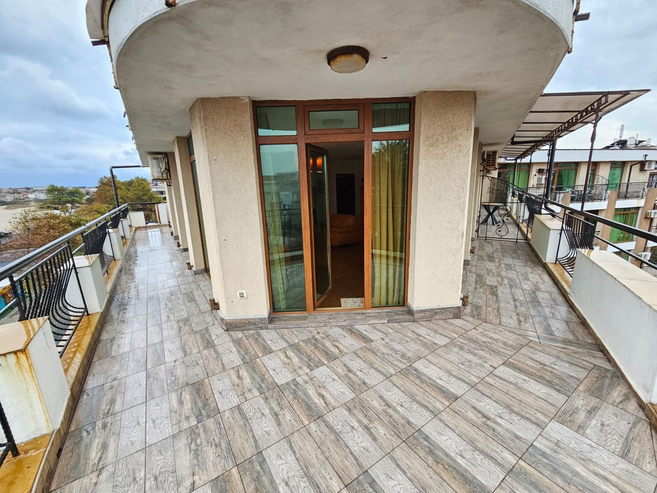 Prostorný apartmán se třemi ložnicemi na první linii moře v Sozopolu s unikátní panoramatickou terasou