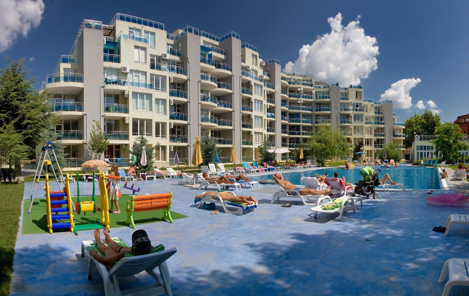 Slunné a prostorné studio s výhledem na moře v Ravdě – 100 m od pláže, v udržovaném komplexu s bazénem a zelení