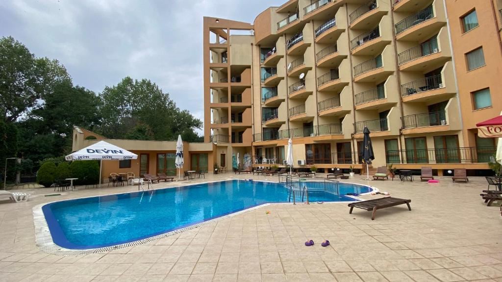 Prostorný apartmán s jednou ložnicí 5 minut od pláže v Slunečném pobřeží – zařízený a připravený k nastěhování