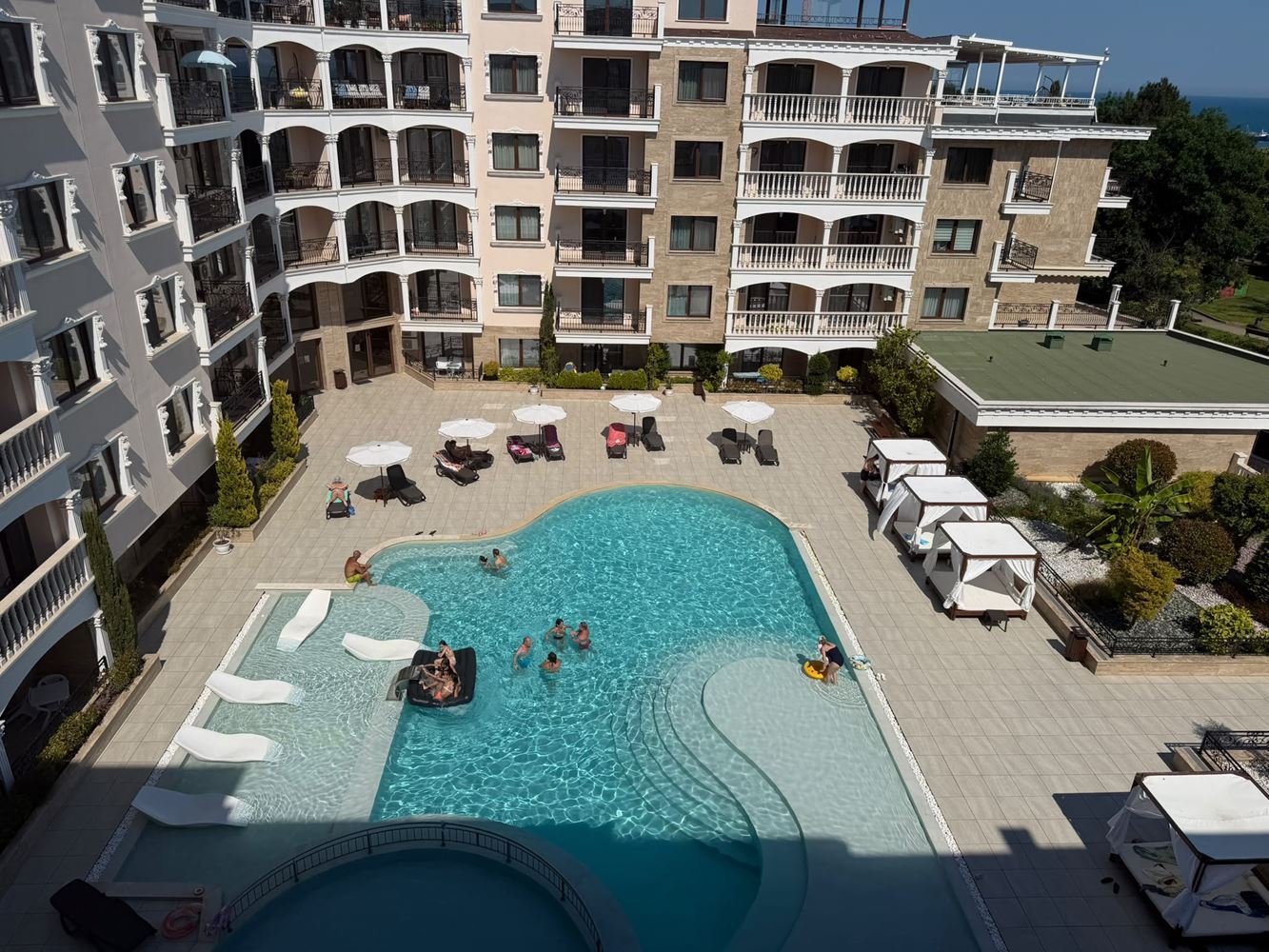 Nový 2pokojový apartmán s výhledem na bazén a moře v luxusním komplexu na první linii v Nesebaru