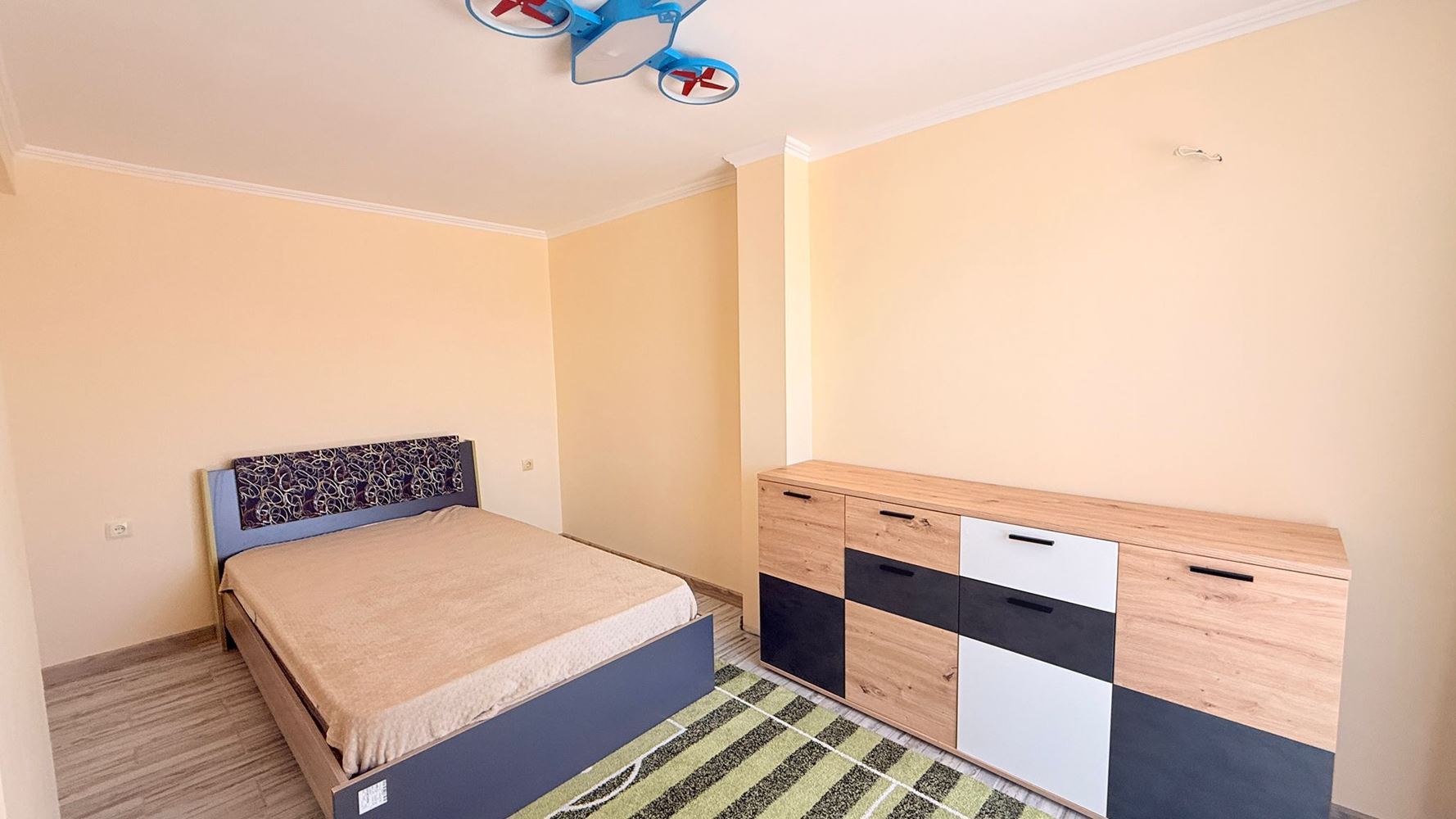 Luxusní mezonet se třemi ložnicemi v srdci Slunečného Pobřeží – prostor, styl a komfort na dvou úrovních