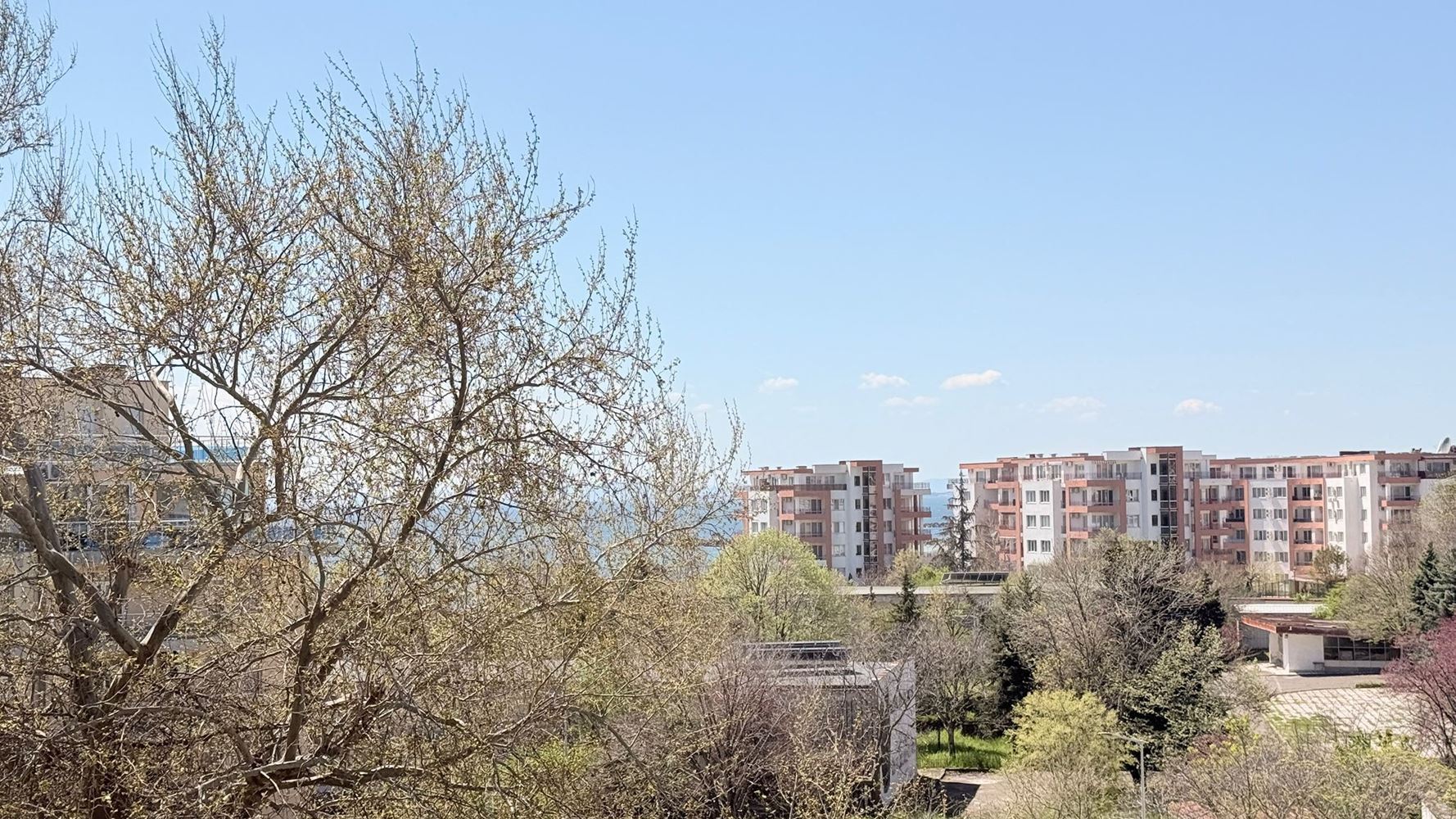 Luxusní apartmán se třemi ložnicemi na první linii v Ravdě – prostor, prestiž a úchvatné mořské panorama