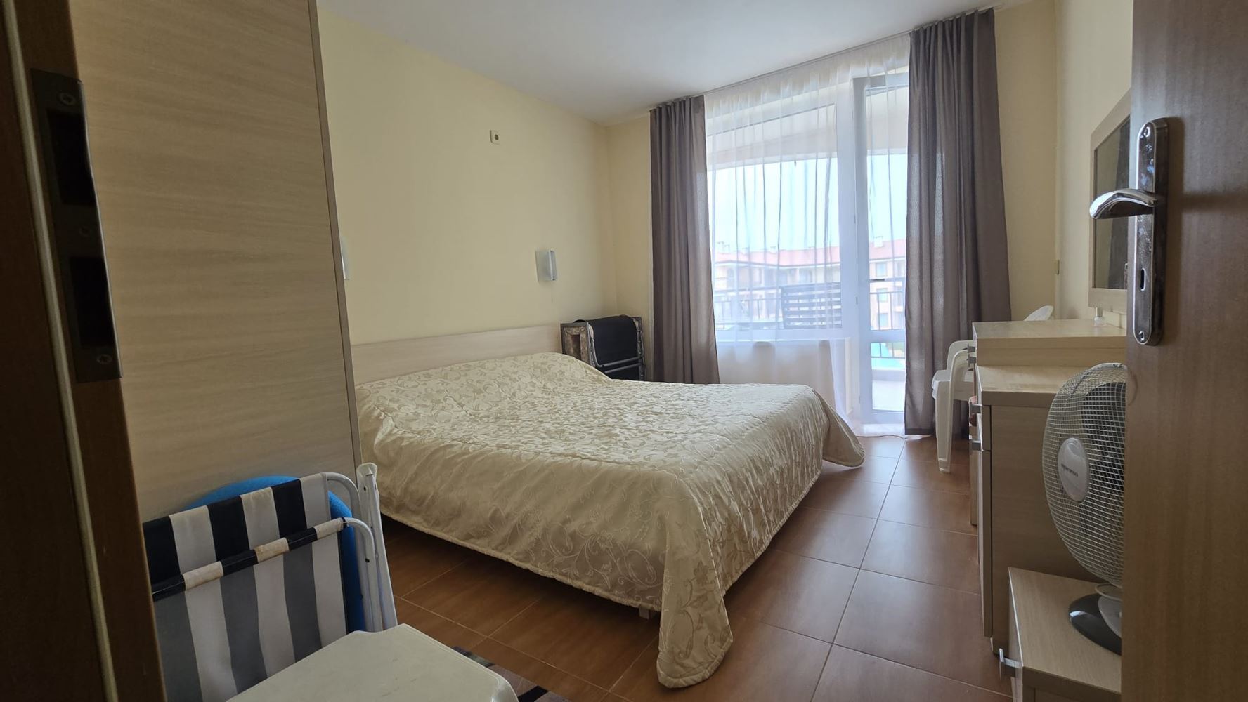 Dvoupokojový apartmán s výhledem na bazén v Svatém Vlasu – jen pár metrů od moře