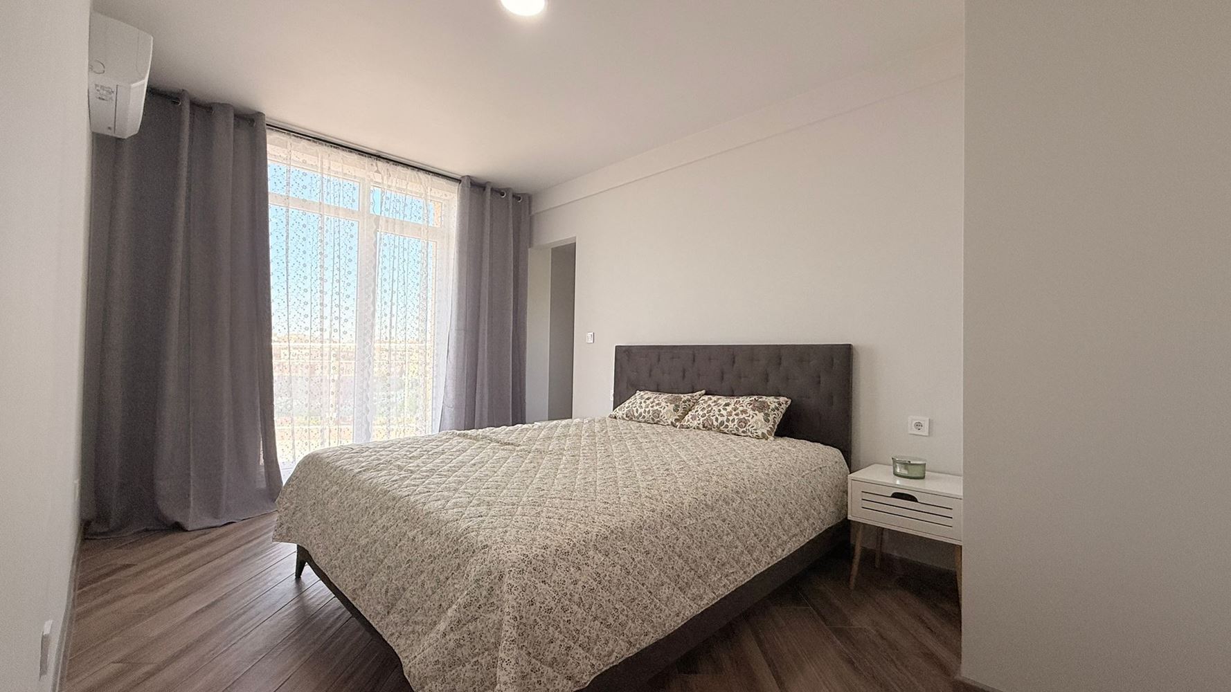 Luxusní apartmán se třemi ložnicemi na první linii v Ravdě – prostor, prestiž a úchvatné mořské panorama