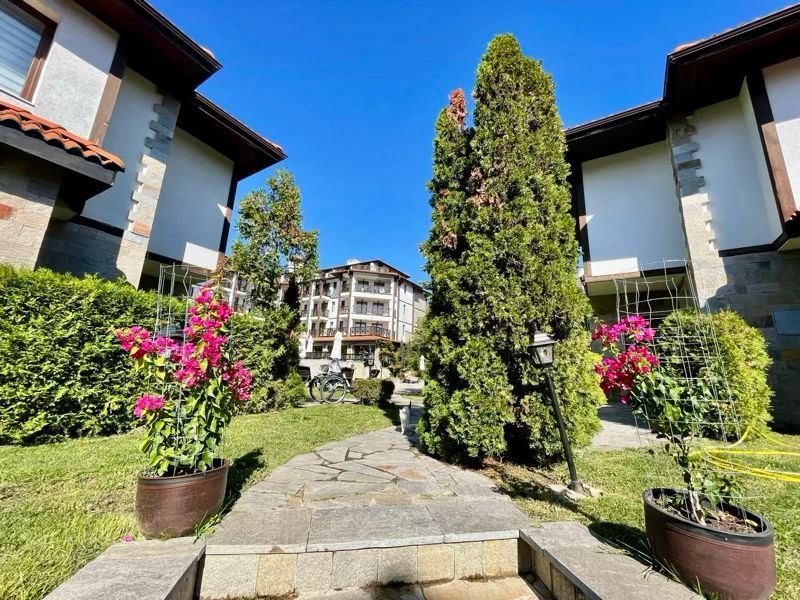 Prostorné plně zařízené studio s výhledem na bazén ve Slunečném pobřeží – komfort, klid a skvělá investice