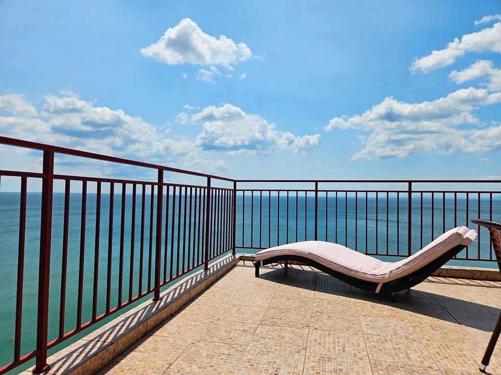 Luxusní panoramatický apartmán na první linii u moře se dvěma ložnicemi a obrovskou terasou