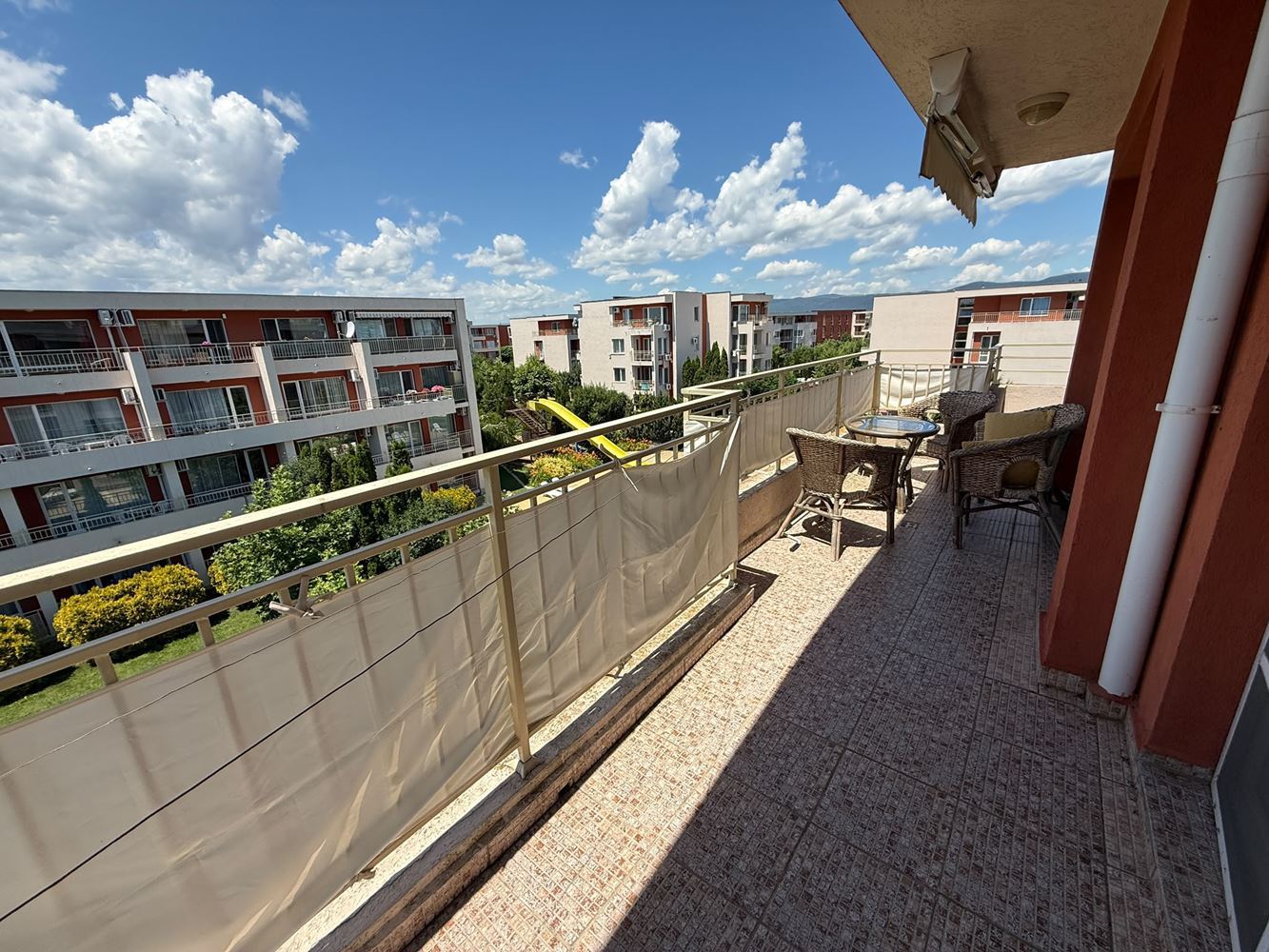 Prostorný apartmán s jednou ložnicí poblíž aquaparku na Slunečném pobřeží – skvělá příležitost pro investici i rekreační bydlení