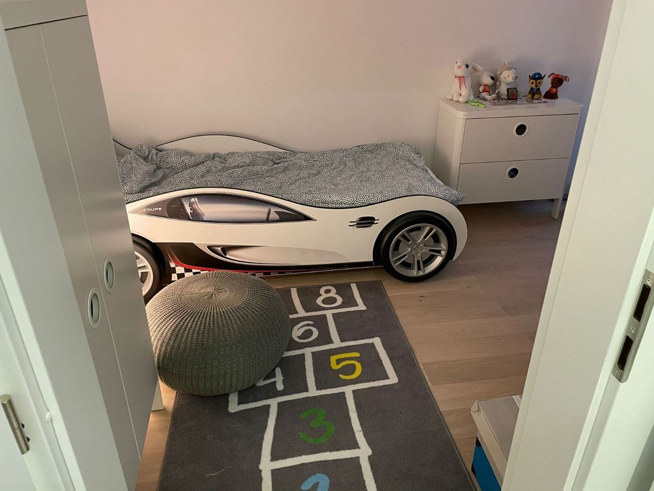Prostorný pětipokojový apartmán s výhledem na moře v Pomorie – komfort, styl a funkčnost pro velkou rodinu