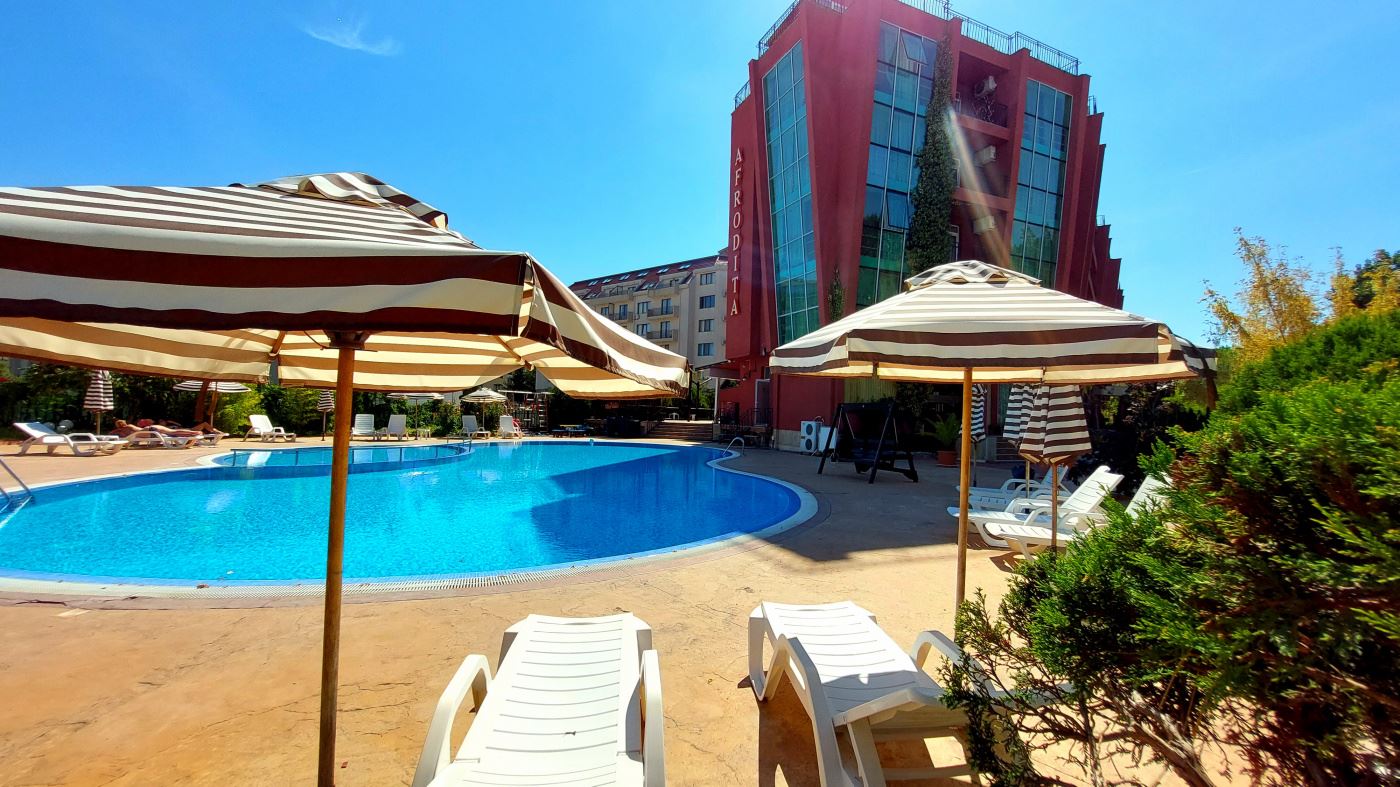 Moderní dvoupokojový byt (s jednou ložnicí) v Sunny Beach – styl, komfort a připravený k nastěhování