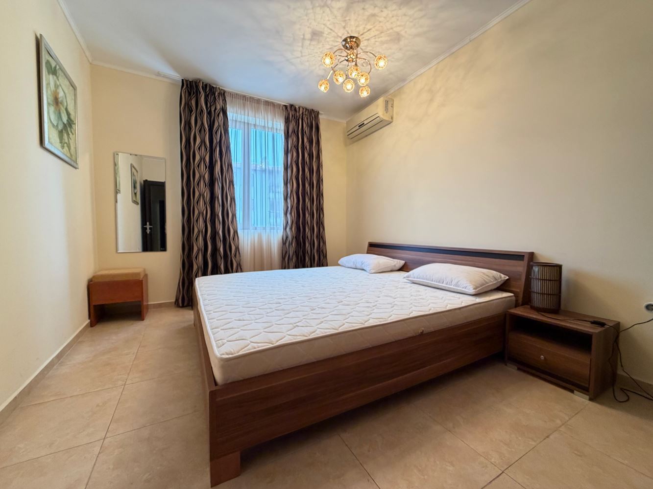 Apartmán se dvěma ložnicemi a výhledem na bazén v Nesebaru – prostor, komfort a výborná lokalita pouhých 300 metrů od moře