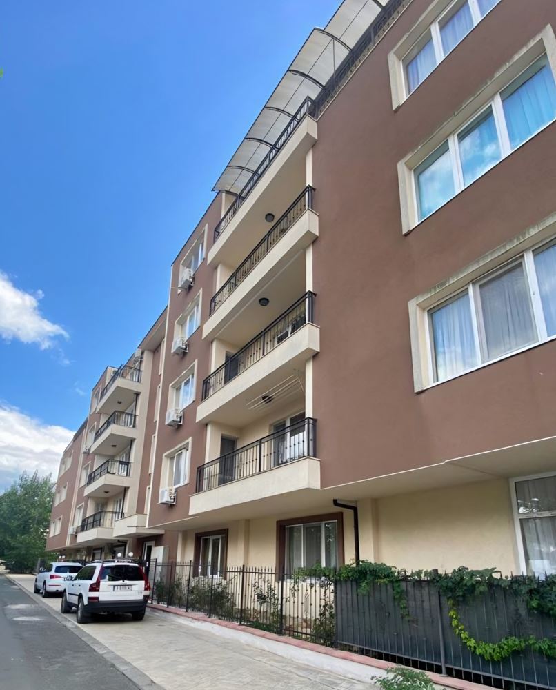 Prostorný apartmán se dvěma ložnicemi a vlastní zahrádkou pouhých 100 metrů od pláže v Nesebaru